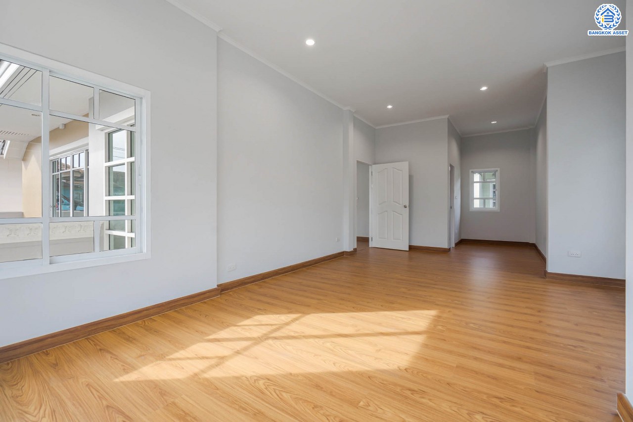 บ้านมือสองตกแต่งใหม่ ทำเลโซนเมือง! หลังมุม ม.ปัญฐิญา1 พระราม5 ตกแต่งดีไซน์ทันสมัย เนื้อที่ 55.5 ตร.ว. หลังใหญ่พร้อมอยู่ ฟังก์ชัน 3 ห้องนอน 3 ห้องน้ำ 2 ที่จอดรถ พร้อมเรือนรับรอง ทำเลศักยภาพ เชื่อมต่อถนนหลายสาย ใกล้รถไฟฟ้า "สถานีแยกติวานนท์"